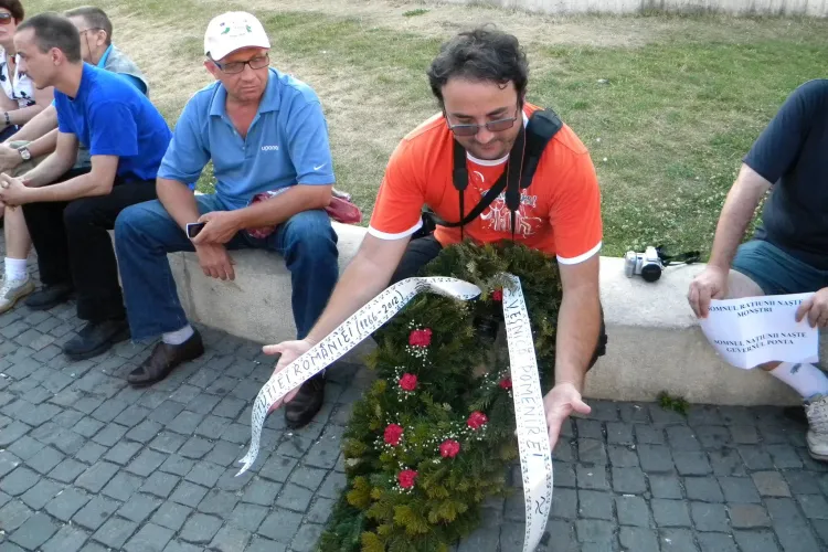 Protest în Piața Unirii: A fost expusă o coroană cu mesajul VEȘNICĂ POMENIRE CONSTITUȚIEI- FOTO și VIDEO