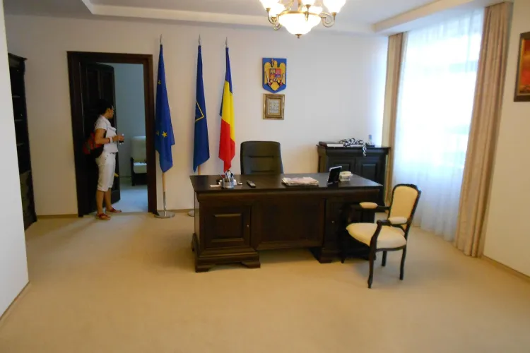 Așa arată biroul de LUX amenajat de Alin Tișe. Ocupă un etaj întreg din clădirea Consiliului Județean Cluj FOTO