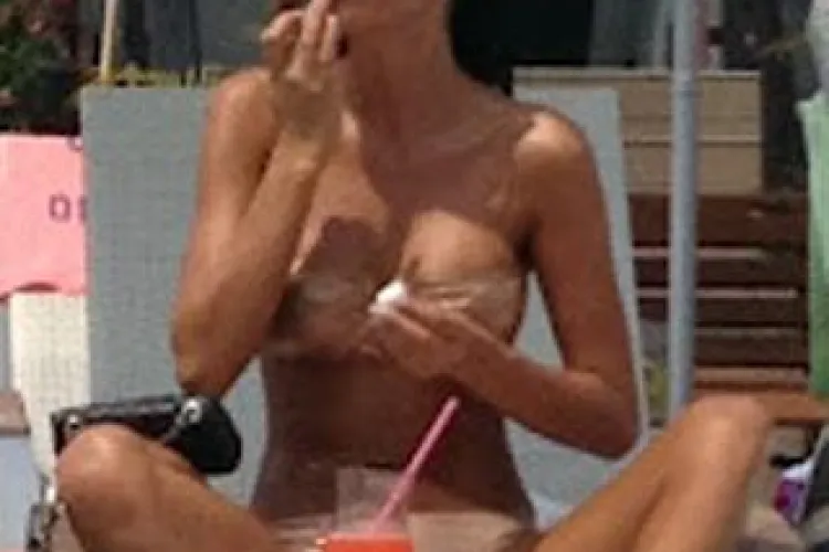 Daniela Crudu la plajă aşa cum nu ţi-ai fi imaginat-o niciodată!