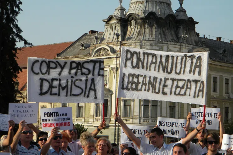 Protestatarii clujeni către Ponta: "Ponta nu uita, legea nu e teza ta" FOTO VIDEO