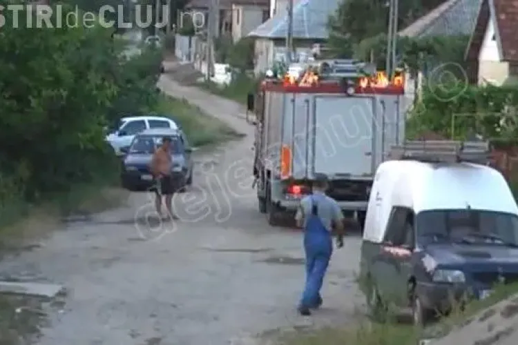 Un parapantist din Dej a rămas suspendat de firele de înaltă tensiune VIDEO