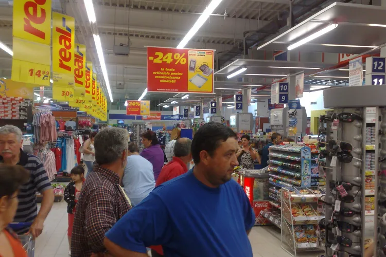 Magazinul Real lucrează în weekend cu personal puțin: ”Li se fâlfâie de clienți” ȘTIREA CITITORULUI - FOTO