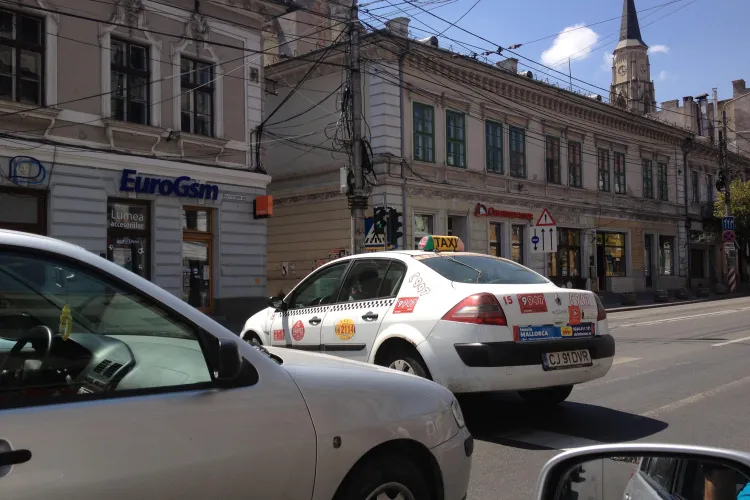 Taximetriştii fac legea în trafic la Cluj! Un şofer a mers cu maşina pe trecerea de pietoni FOTO