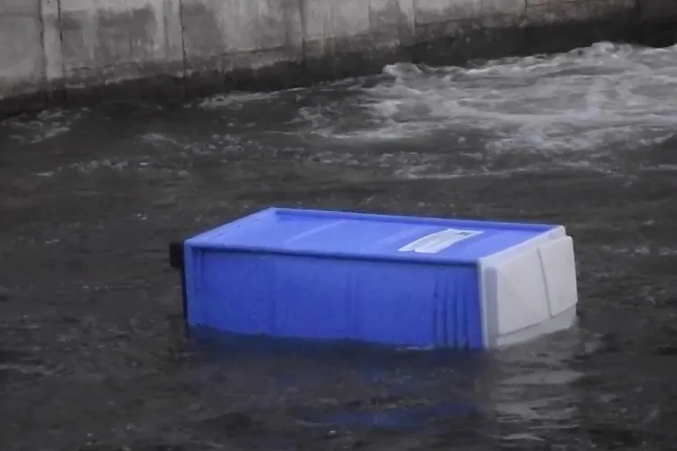 Suntem PRIMITIVI! O toaletă ecologică a fost aruncată în Someș FOTO