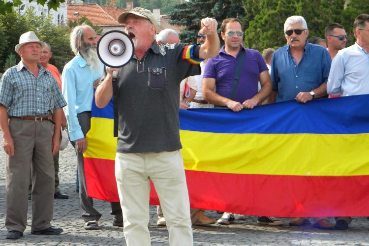 USL -istii din Cluj au protestat împotiva lui Băsescu: "Sus tricolorul, jos dictatorul" FOTO VIDEO