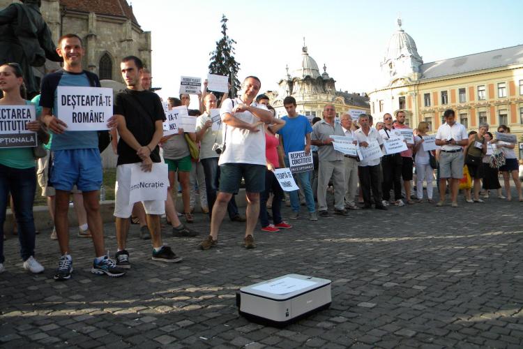 Protest ANTI Ponta în Piata Unirii! Clujenii au adus o imprimantă pentru ”doctorate la minut” VEZI FOTO