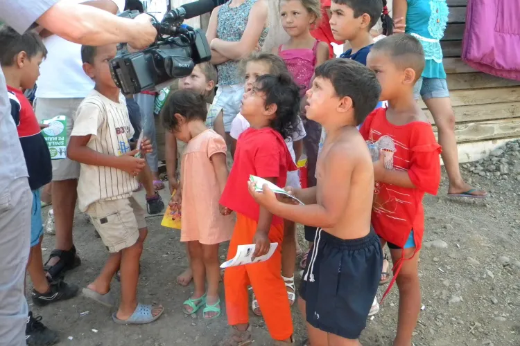 Copiii din Pata Rât, condamnaţi la o viaţă printre gunoaie. Cu toate astea zâmbesc larg! FOTO VIDEO