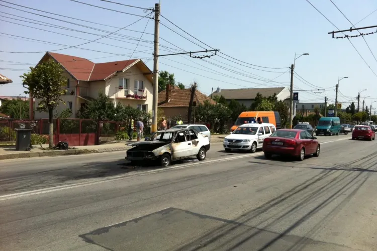 O Dacie a luat foc lângă Ambient, în cartierul Someșeni FOTO și VIDEO