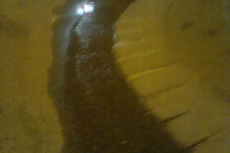 O ţeavă de apă s-a spart la căminul 17 din Hasdeu. Pe Piezişă s-a format un mic râu  ŞTIREA CITITORULUI