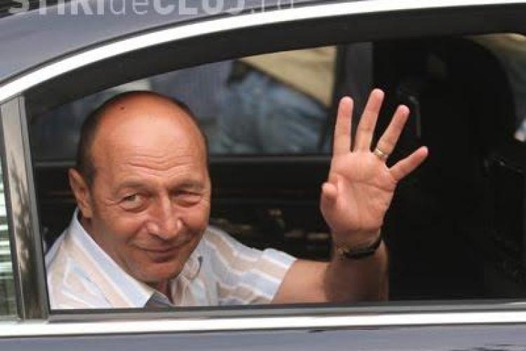 Băsescu a împărţit apă şi fructe jurnaliştilor, la sediul de campanie. Despre exil: "Trei săptămâni, o nimica toată!"