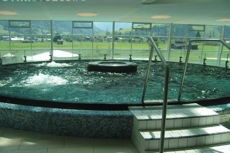 Piscină exterioară la etajul cinci şi plimbare cu vaporul pe lac. Vezi unde sunt posibile FOTO