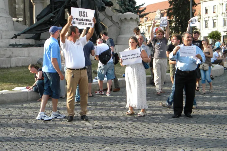 JENANT! Protestatarii ANTI Băsescu şi ANTI Ponta şi USL, la un pas de a se bate