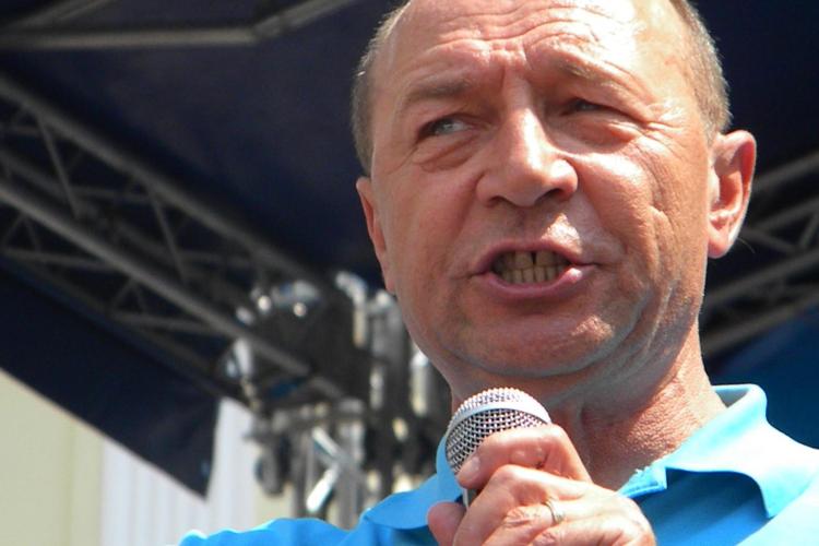 Băsescu: Trebuie camere video la referendum. Se votează şi în restaurante şi baruri