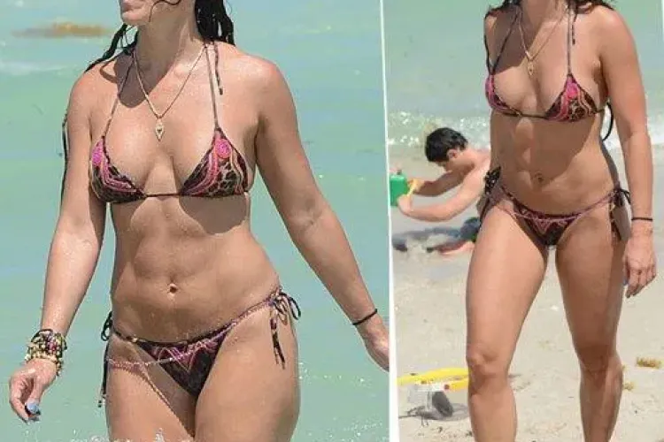 Mama a 3 copii face furori pe plaja. Vezi cine e vedeta care a fermecat plajele