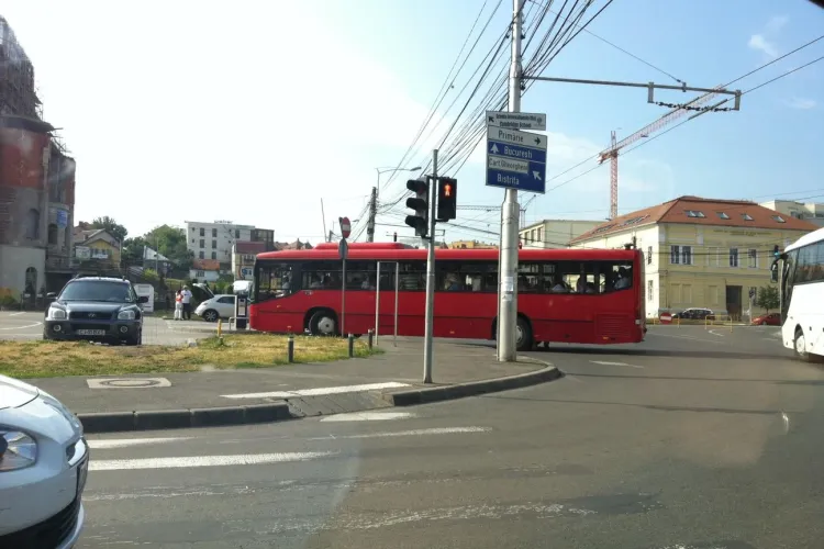 Autobuzele cu susținătorii lui Băsescu ajung la Cluj FOTO