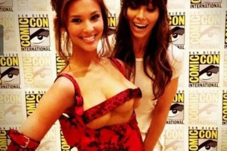 Actriţa cu 3 sâni! FOTO