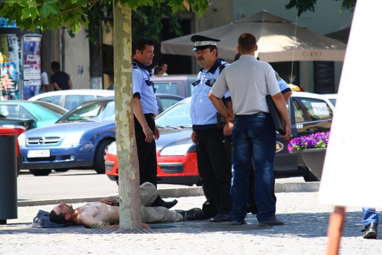 Bărbat decedat în Piața Unirii? Trei agenți stăteau lângă persoana prăbușită pe caldarâm FOTO