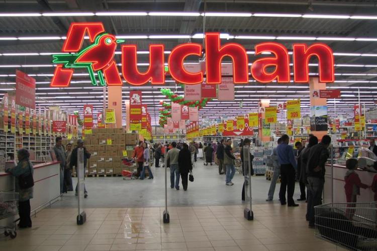 Auchan ținea 55.000 de litri de apă minerală în soare. Ce amendă a primit 