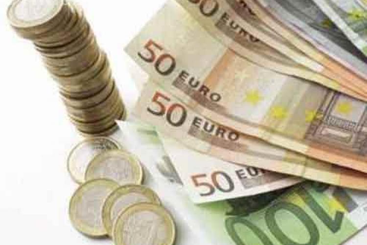 EURO a ajuns la un MAXIM ISTORIC: 4,57 lei/euro