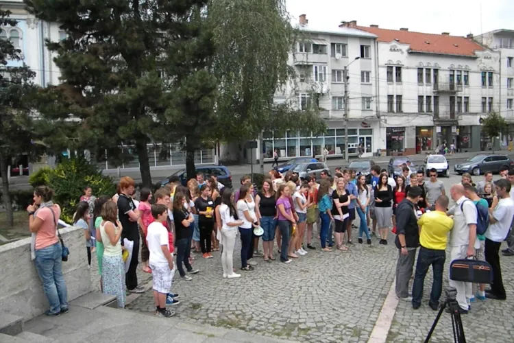 72 de tineri, întinşi pe jos la un flash mob în Piaţa Mihai Viteazul VIDEO