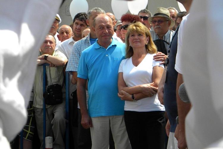 Băsescu nu s-a dezlipit nicio secundă de soţia lui în afara scenei FOTO