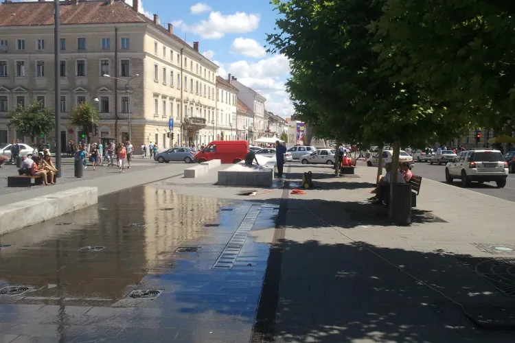Fântâna arteziană din Piața Unirii a crăpat și a fost oprită FOTO