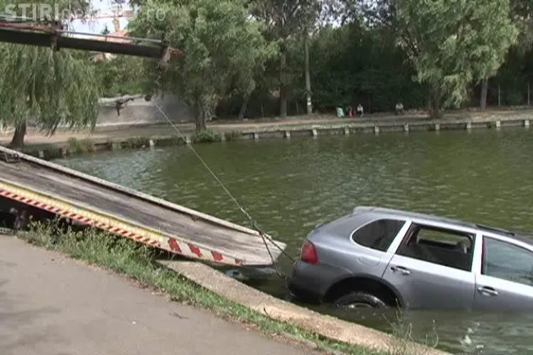 Porsche Cayenne, căzut în lacul din Gheorgheni: Șoferul nu era proprietarul mașinii de lux VIDEO