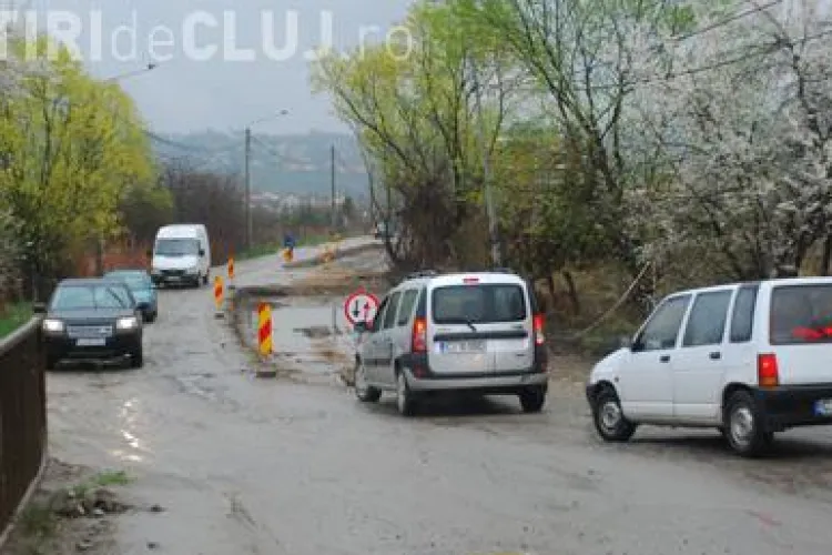Ultimatum dat locuitorilor de pe strada Borhanci: TREBUIE să vă racordați pentru a se asfalta drumul