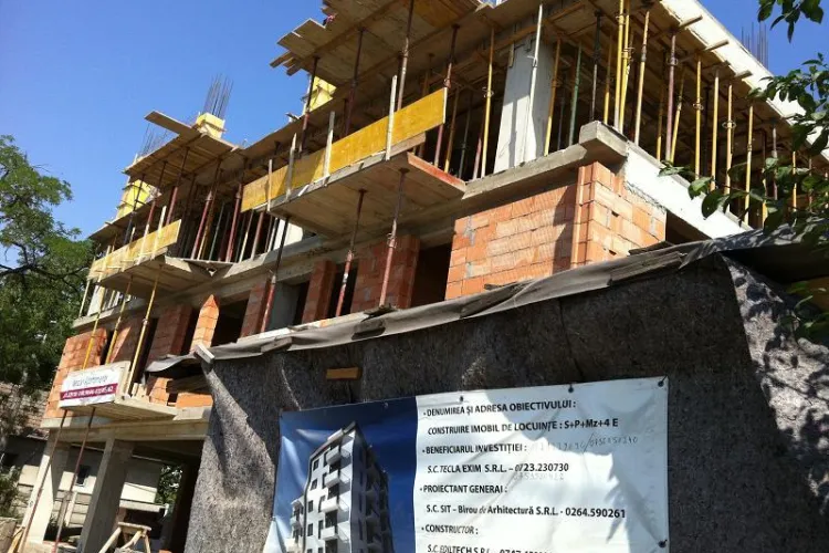 Bloc între case în cartierul Someșeni! Clujenii îi cer lui Emil Boc să facă dreptate FOTO