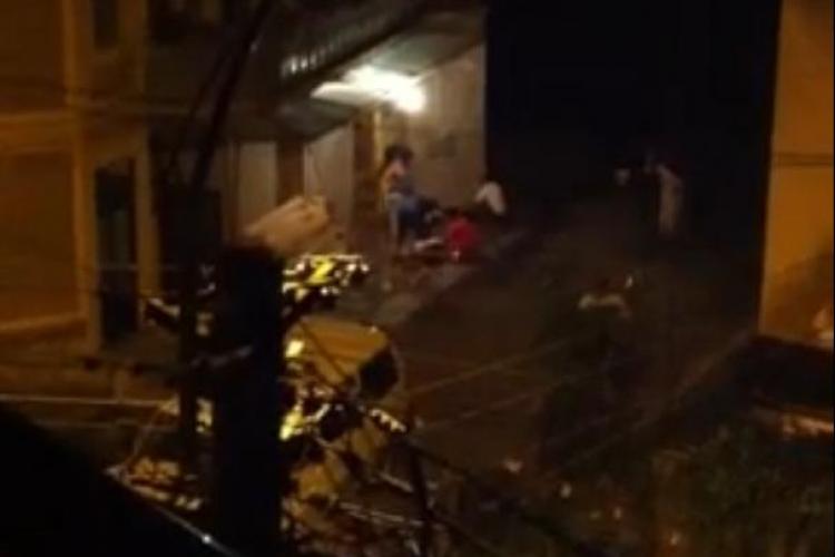 La Cluj-Napoca se taie porcul pe stradă, la miezul nopții VIDEO