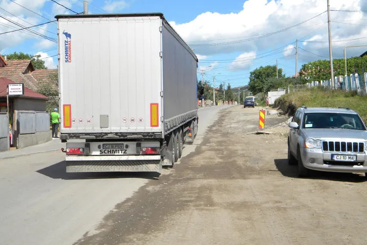 Strada Oașului, asfaltată pe jumătate. Localnicii și primărița PSD vor să blocheze drumul pentru a accelera lucrările VIDEO