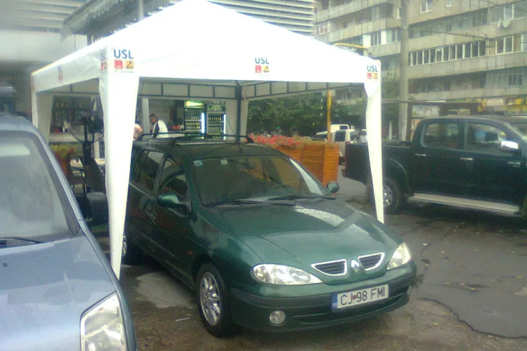 Și-a parcat mașina în cortul electoral al USL FOTO