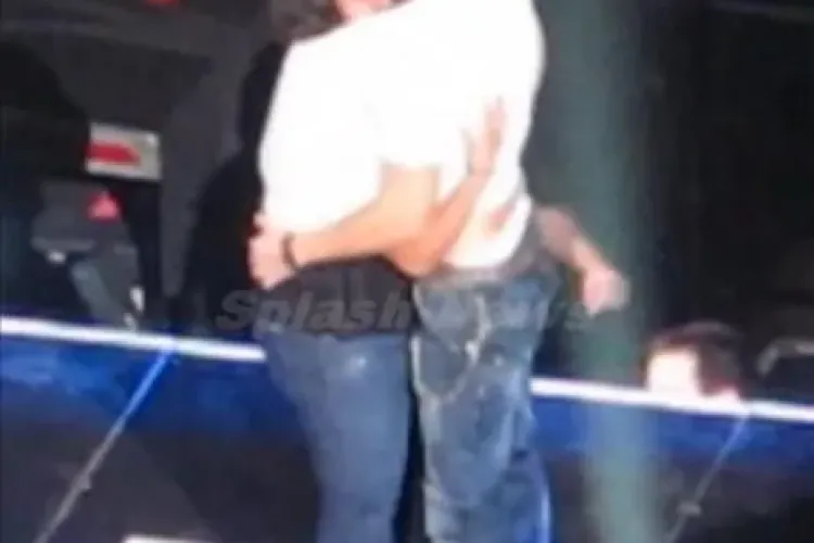 Enrique Iglesias s-a sărutat cu o fană pe scenă FOTO