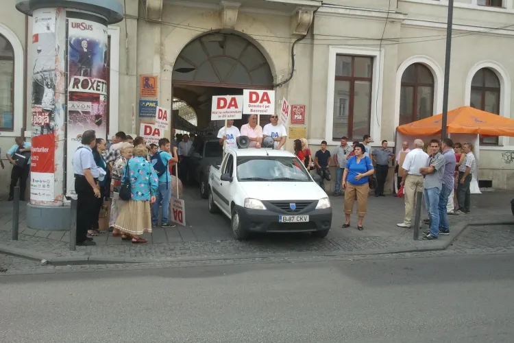 Miting ANTI - Băsescu pe Eroilor! 100 de membri USL au scandat lozinci FOTO și VIDEO