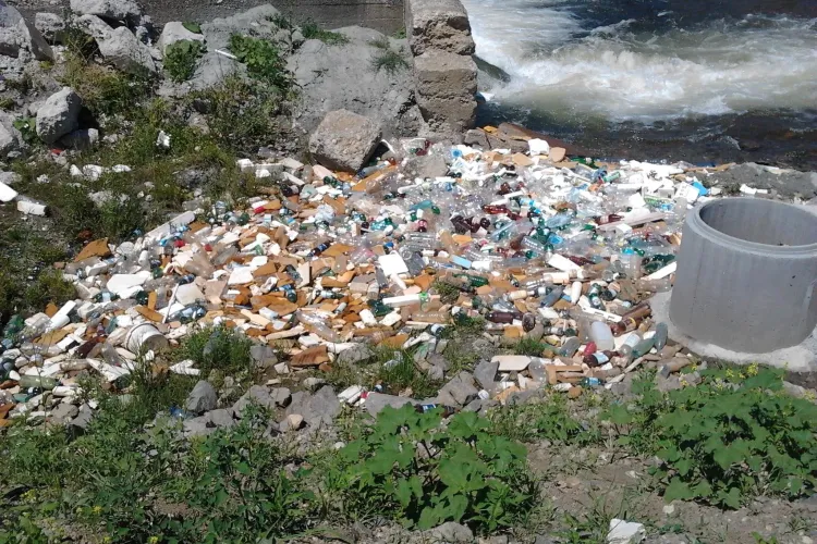 Râul Someș, transformat în rampă de gunoi pe raza comunei Florești - FOTO