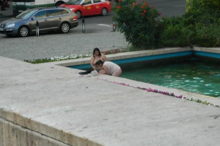 Două tinere dezbrăcate fac baie în fântâna din Piața Mihai Viteazu FOTO ȘOCANT