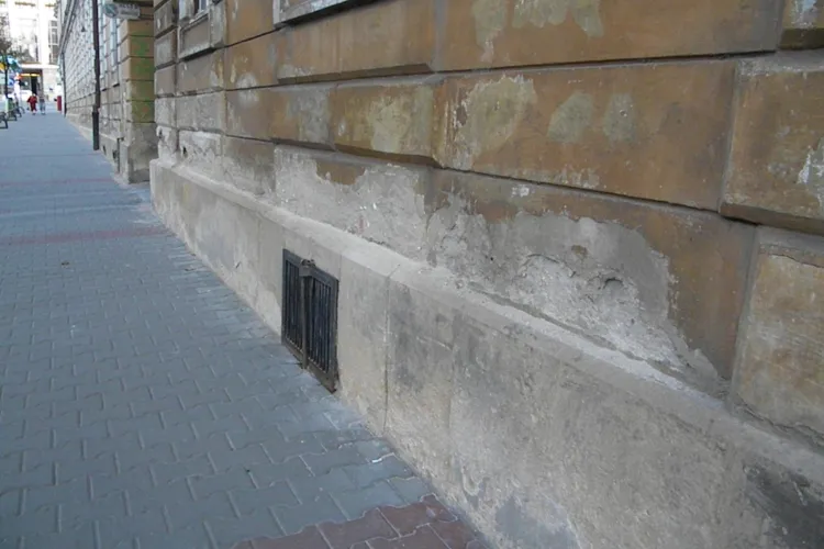 Clădirea Primăriei Cluj-Napoca "cade" puţin câte puţin FOTO ŞTIREA CITITORULUI