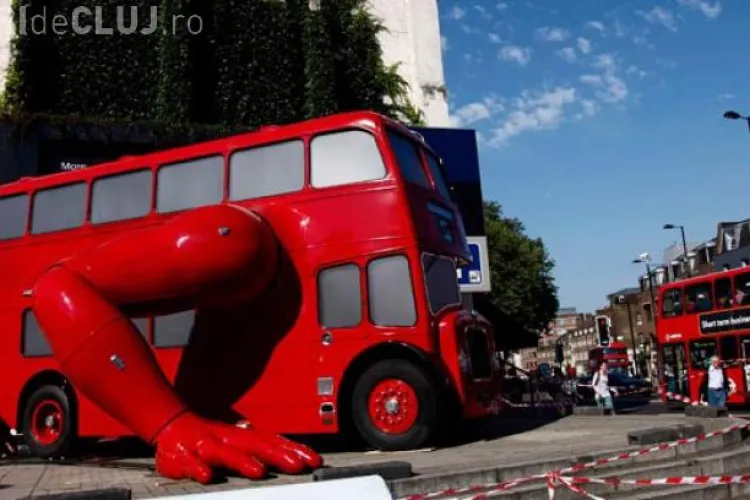 Autobuzul care face FLOTĂRI, realizat special pentru Jocurile Olimpice 2012