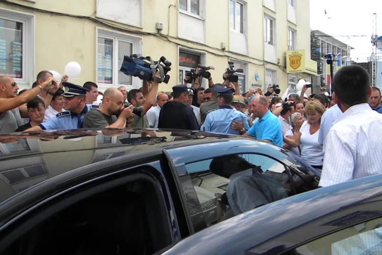 Cetăţenii din Piaţa Lucian Blaga s-au călcat în picioare pentru a-l vedea pe Băsescu înainte de a părăsi Clujul FOTO