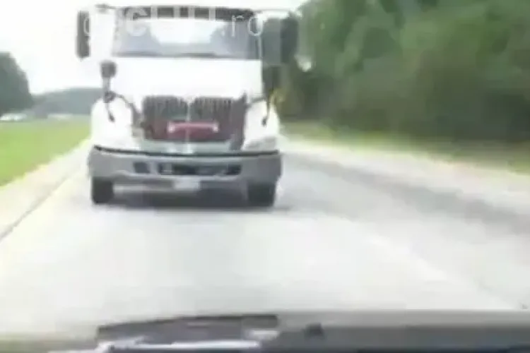 Glumă proastă la volan. Vezi cum și-a speriat un american soția VIDEO