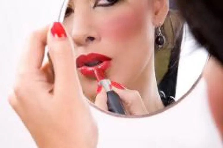 Alegeri de machiaj care te îmbătrânesc 