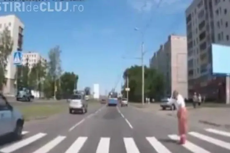Vezi ce pățești dacă ajuți o bunicuța să traveseze strada VIDEO