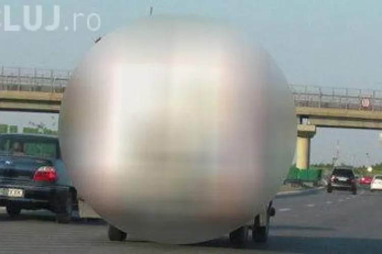 El e cel mai inventiv român. VEZI cum pleacă la mare FOTO