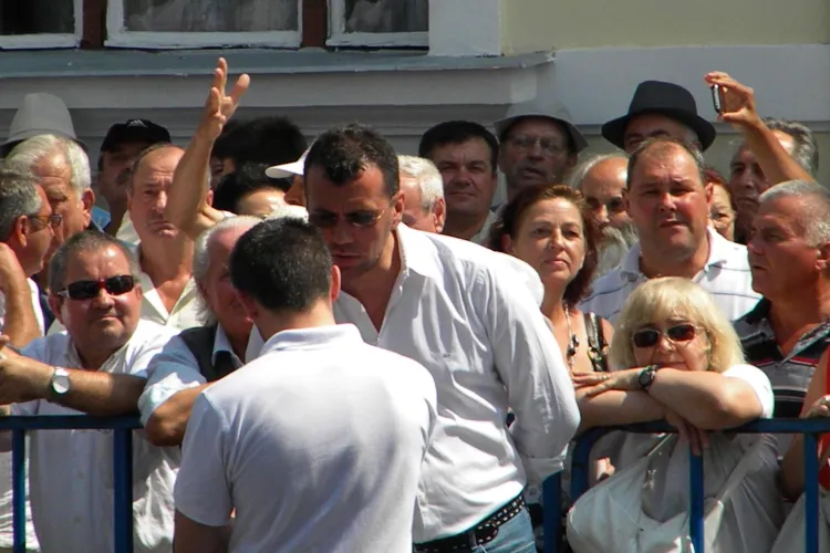 Un grup de clujeni au strigat "JOS BĂSESCU!" VIDEO