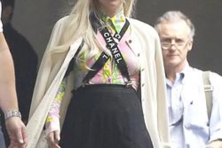 Lady Gaga şi-a dezamăgit fanii: s-a îmbrăcat aproape "normal" FOTO