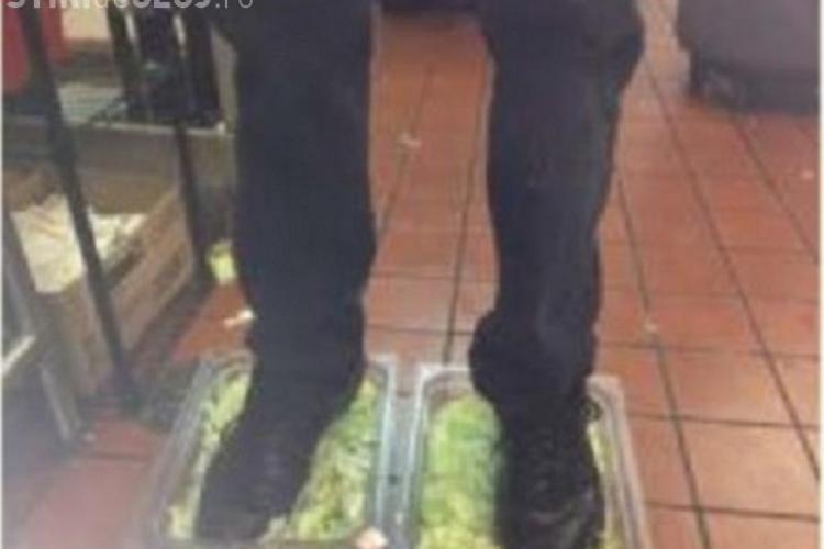 Un angajat Burger King s-a fotografiat în timp ce călca în picioare salată FOTO