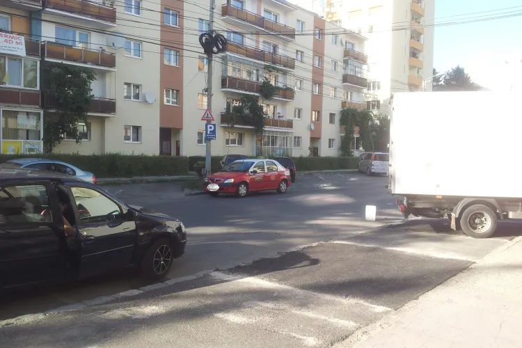 Taximetrist nesimțit pe strada Donath. Vorbea la telefon și încurca circulația FOTO