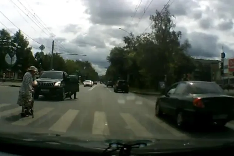 Acest gest a impresionat 600.000 de oameni. Un șofer a oprit ca să ajute o bătrânică să traverseze VIDEO