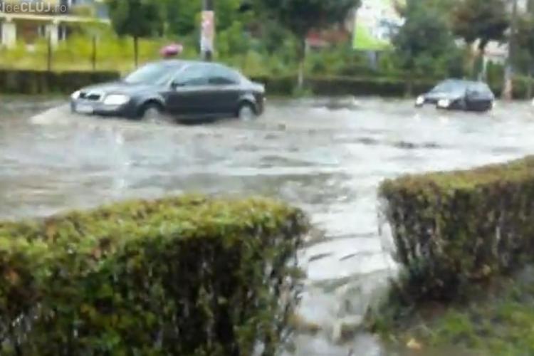 Strada Plopilor, inundată! Tramvaiele s-au ”înecat”. VEZI cum s-a circulat VIDEO