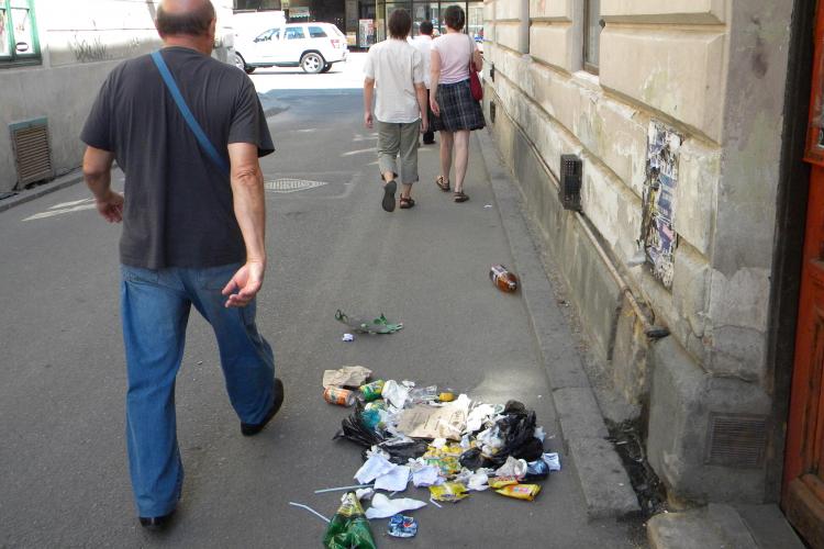 NESIMŢIRE maximă! Au aruncat gunoiul în plină stradă! FOTO / ŞTIREA CITITORULUI